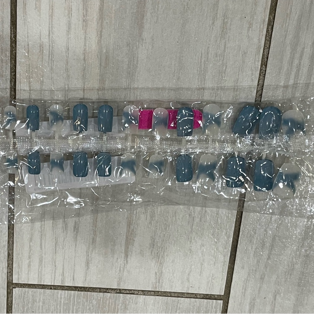 Teal and white press on nails (24 ct)